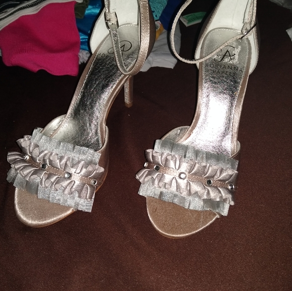 Nice heels - Picture 1 of 6